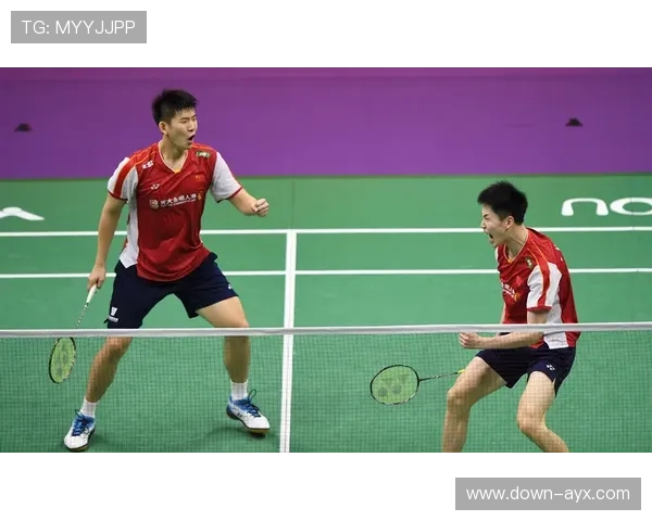 社区羽毛球赛激战正酣，业余选手展现“永不放弃”体育精神