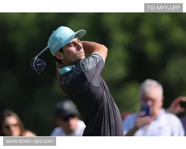 迪拜沙漠精英赛麦克罗伊越沙救球，展现精湛技术