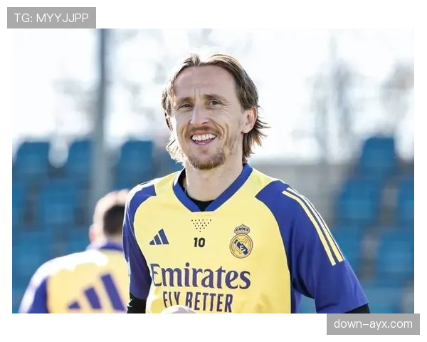 告别欧冠?赛后镜头捕捉到莫德里奇深情亲吻皇马队徽